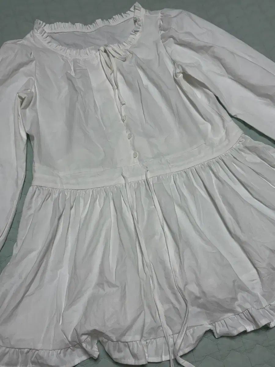 白フリルレイヤード白シャーリング紐ワンピースパフブラウス