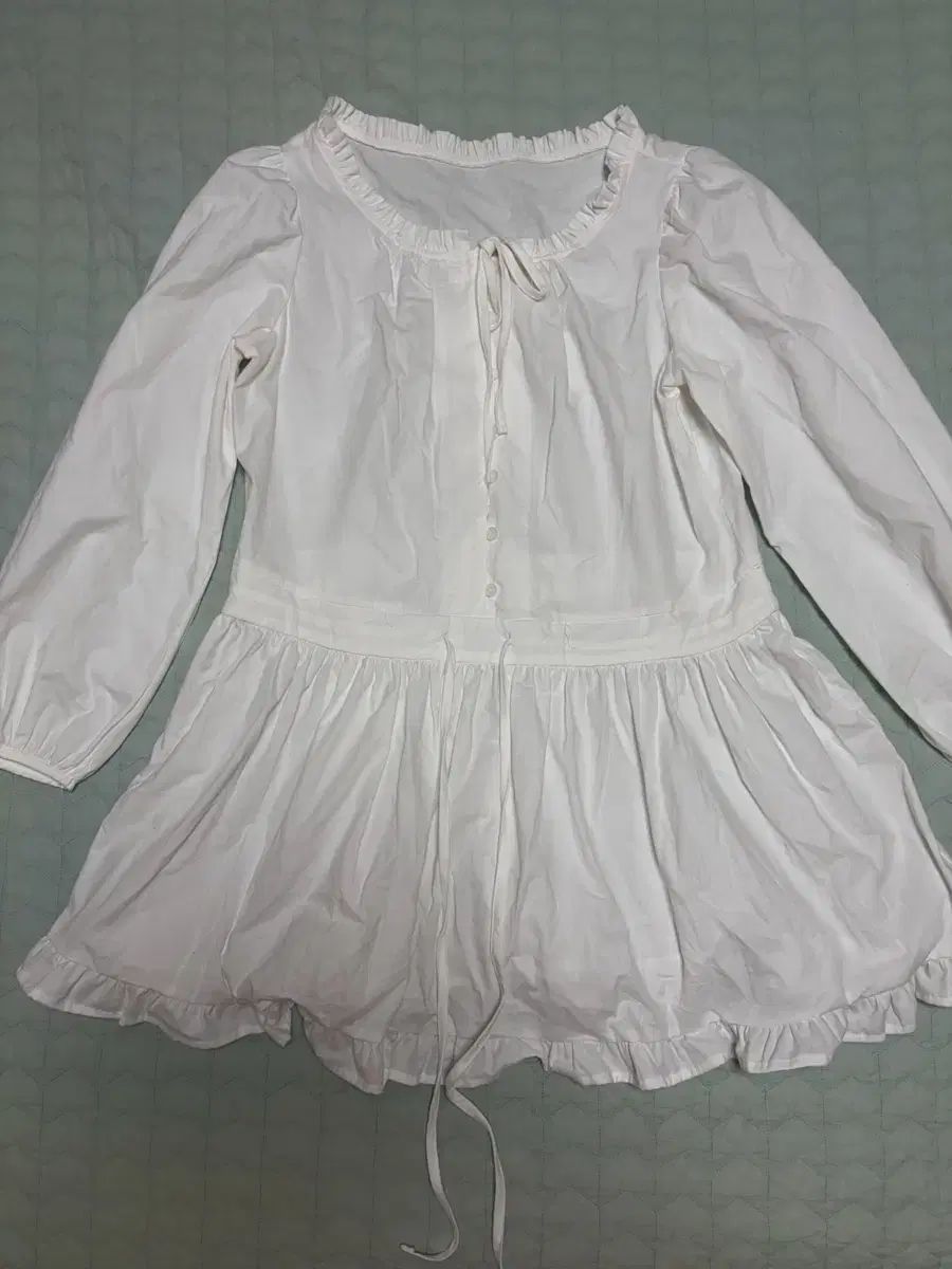 白フリルレイヤード白シャーリング紐ワンピースパフブラウス