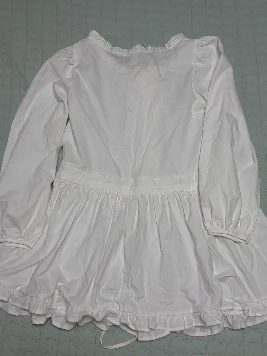 白フリルレイヤード白シャーリング紐ワンピースパフブラウス