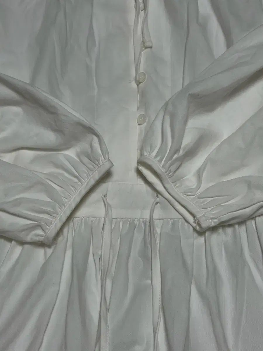 白フリルレイヤード白シャーリング紐ワンピースパフブラウス