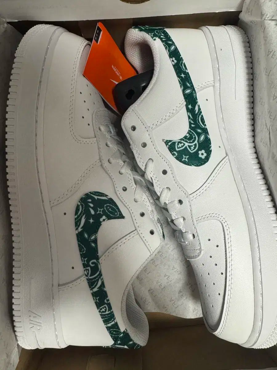 ナイキ エアフォース1 白 緑 ベイズリー