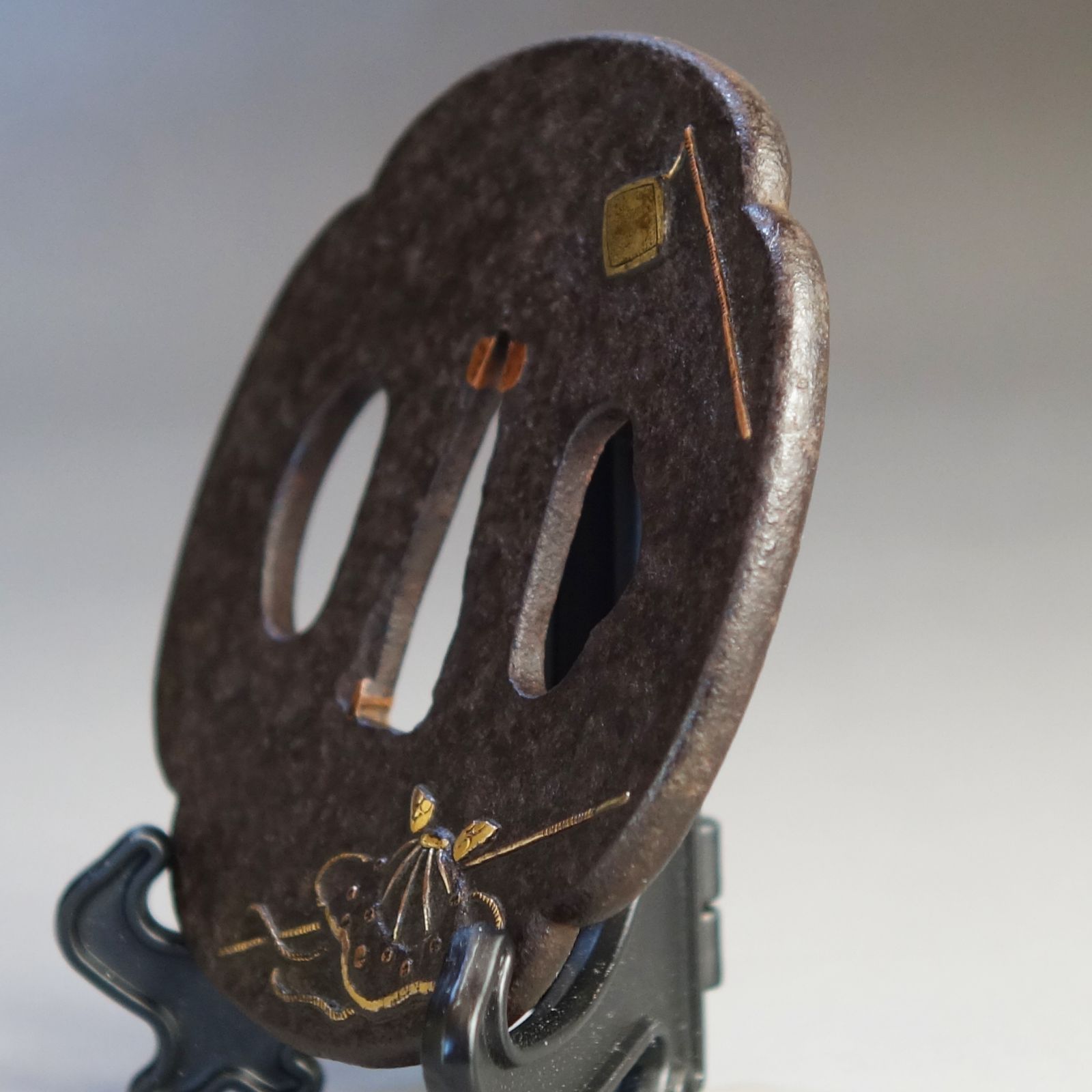 鍔 無銘 草花図 鉄鐔 拵 日本刀 刀装具 骨董 古美術 江戸時代 鍔 【 鉄地 象嵌 合戦道具図鍔 】 日本刀 刀装具 鐔 骨董 古美術