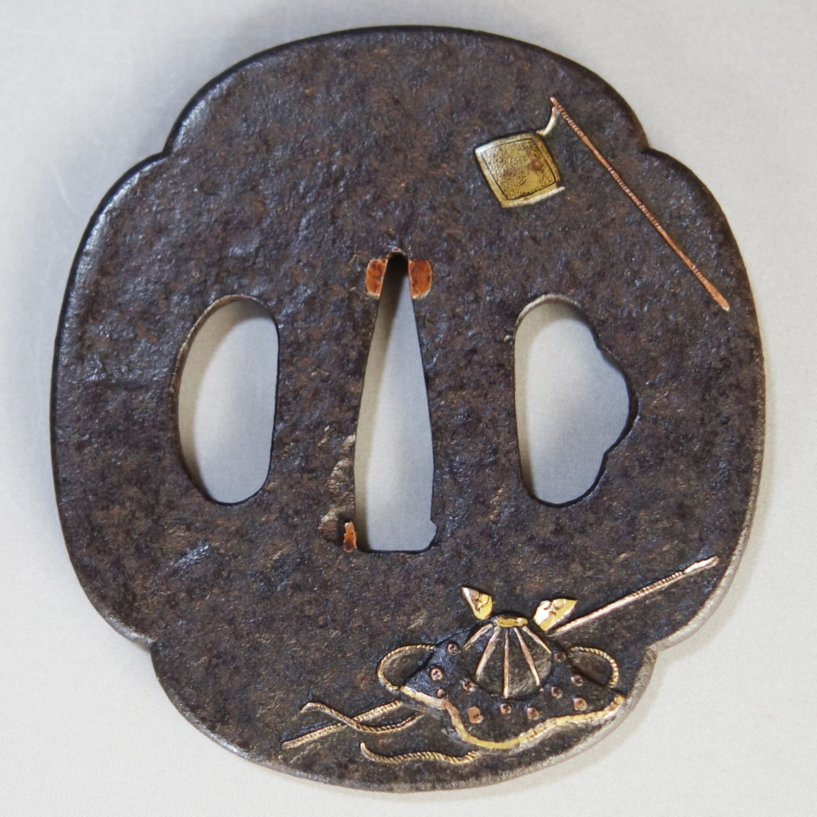 鍔（骨董） 鍔 【 鉄地 象嵌 合戦道具図鍔 】 日本刀 刀装具 鐔 骨董 古美術