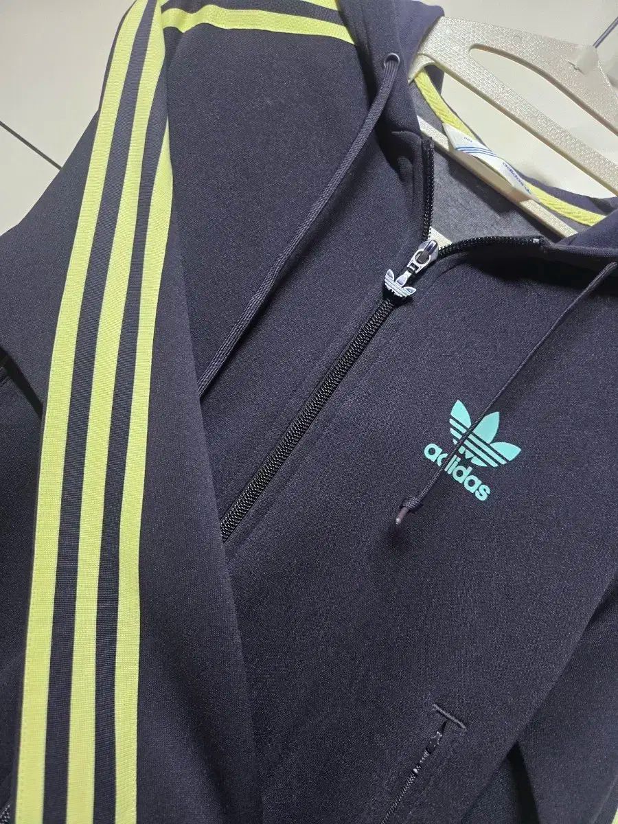 アディダス WHO トラックジャージ ミント 炎 ジャージ