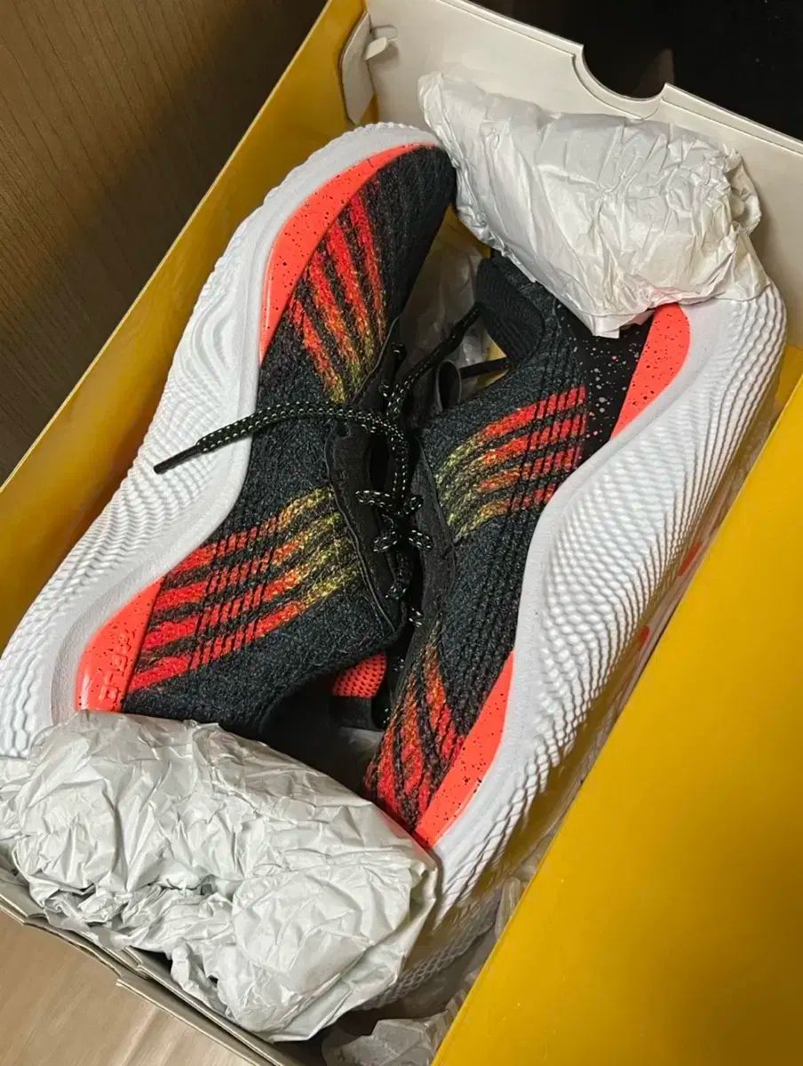 275 アンダーアーマー カリー 10 ブラック オレンジ バスケシューズ