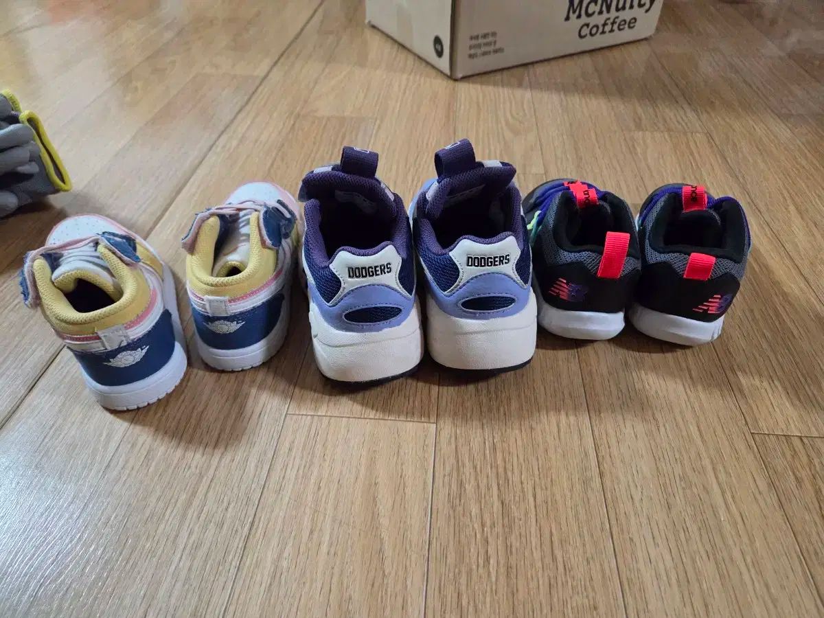 キッズシューズ