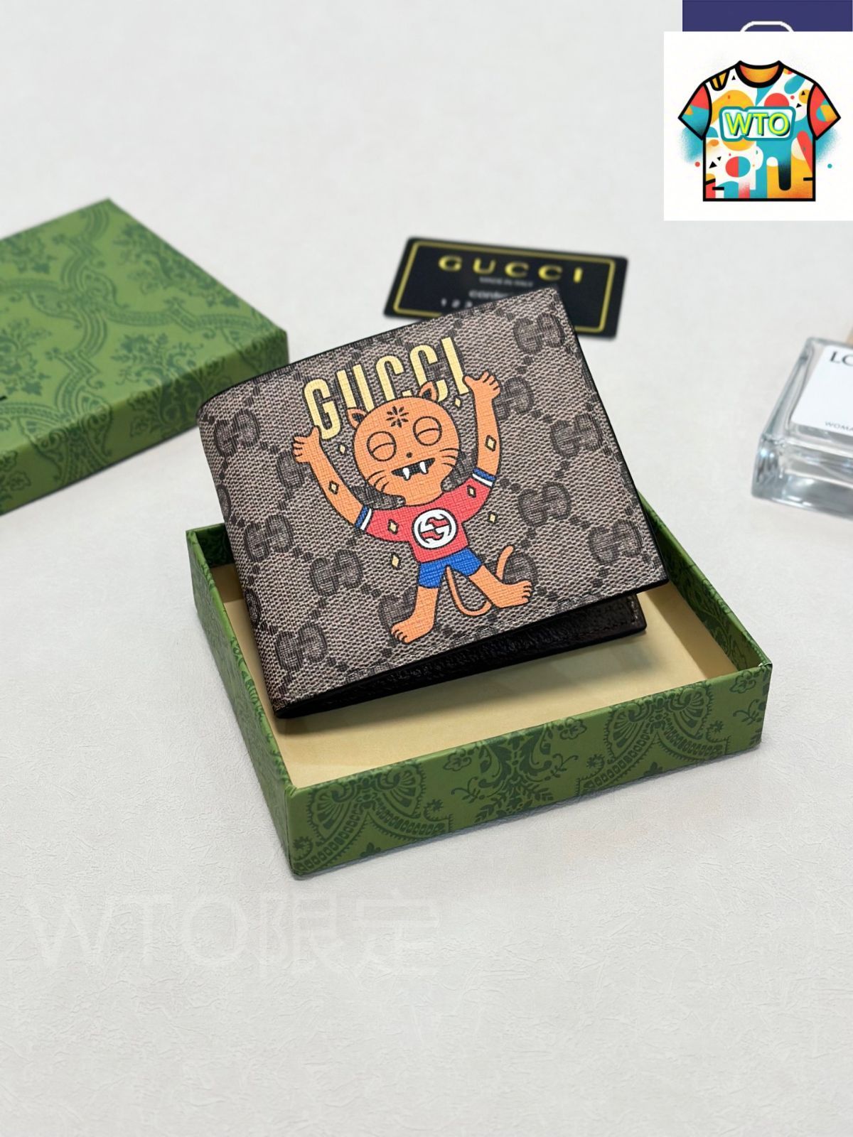 今日 Gucci グッチ GGクラシック短款二つ折り 輸入牛皮とPVCを使用 手触りに優れる