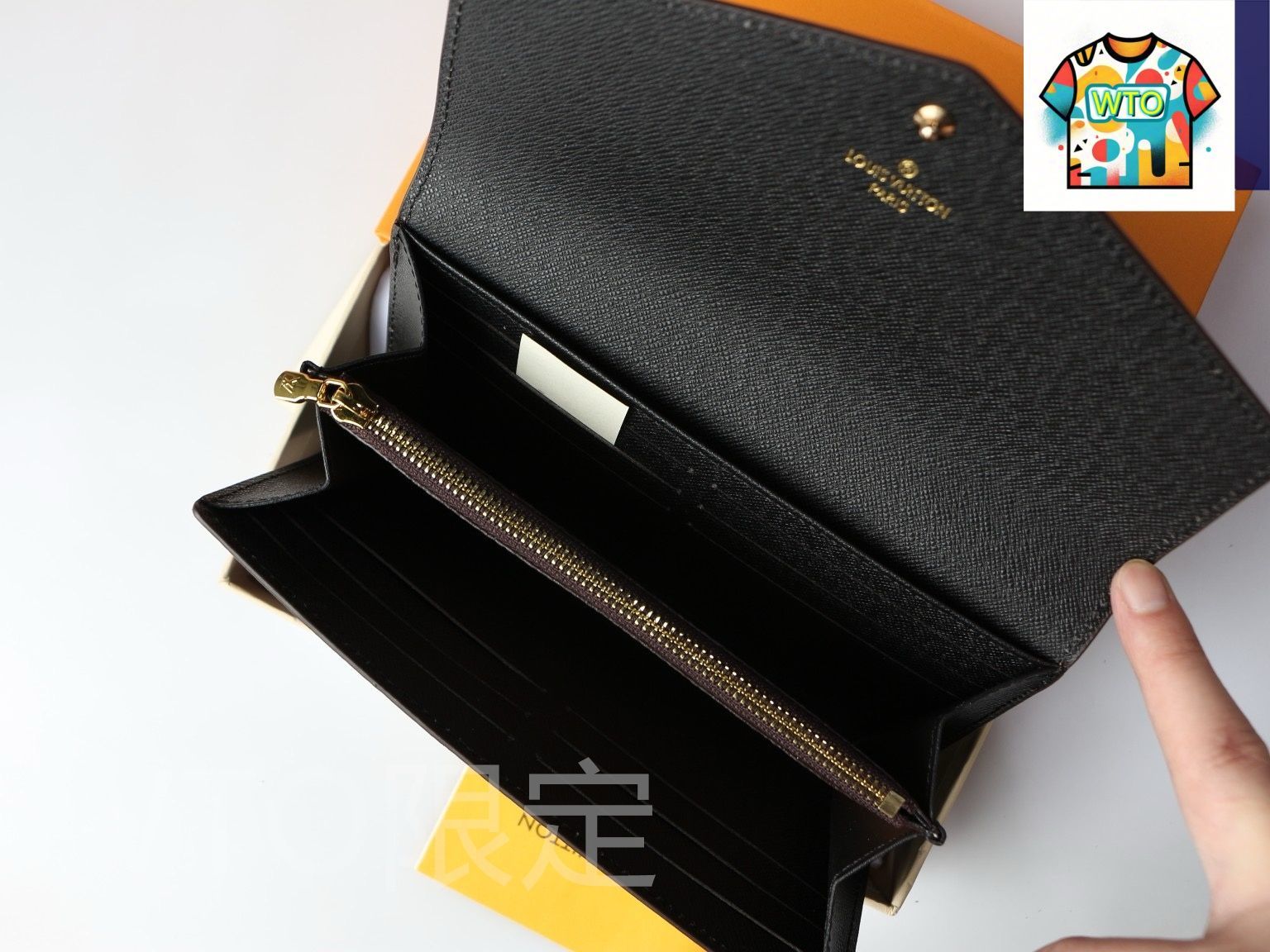 モノグラム帆布を使用 銘紋ボタンで装飾