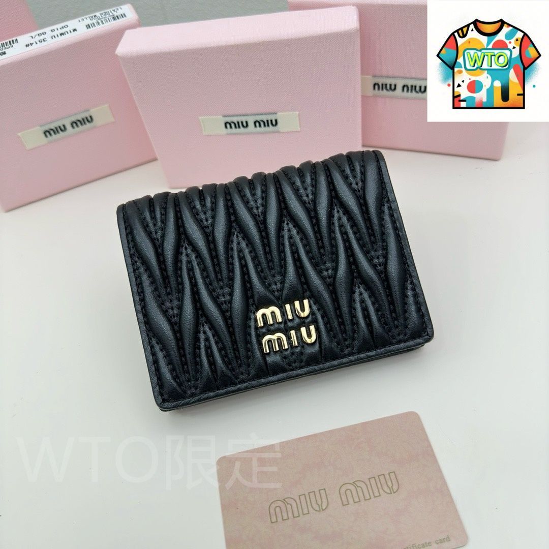 今日 Miu ミューミュー クラシック提花押し込みデザイン財布 輸入小羊皮の細やかな柔らかさを特徴とする