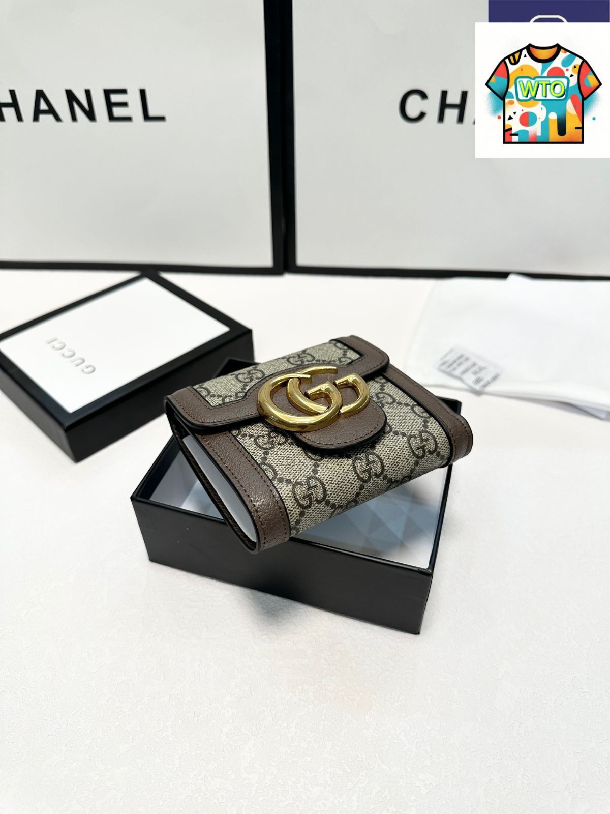 今日 Gucci グッチ ショート三つ折りウォレットシリーズ 牛皮とPVCを採用する