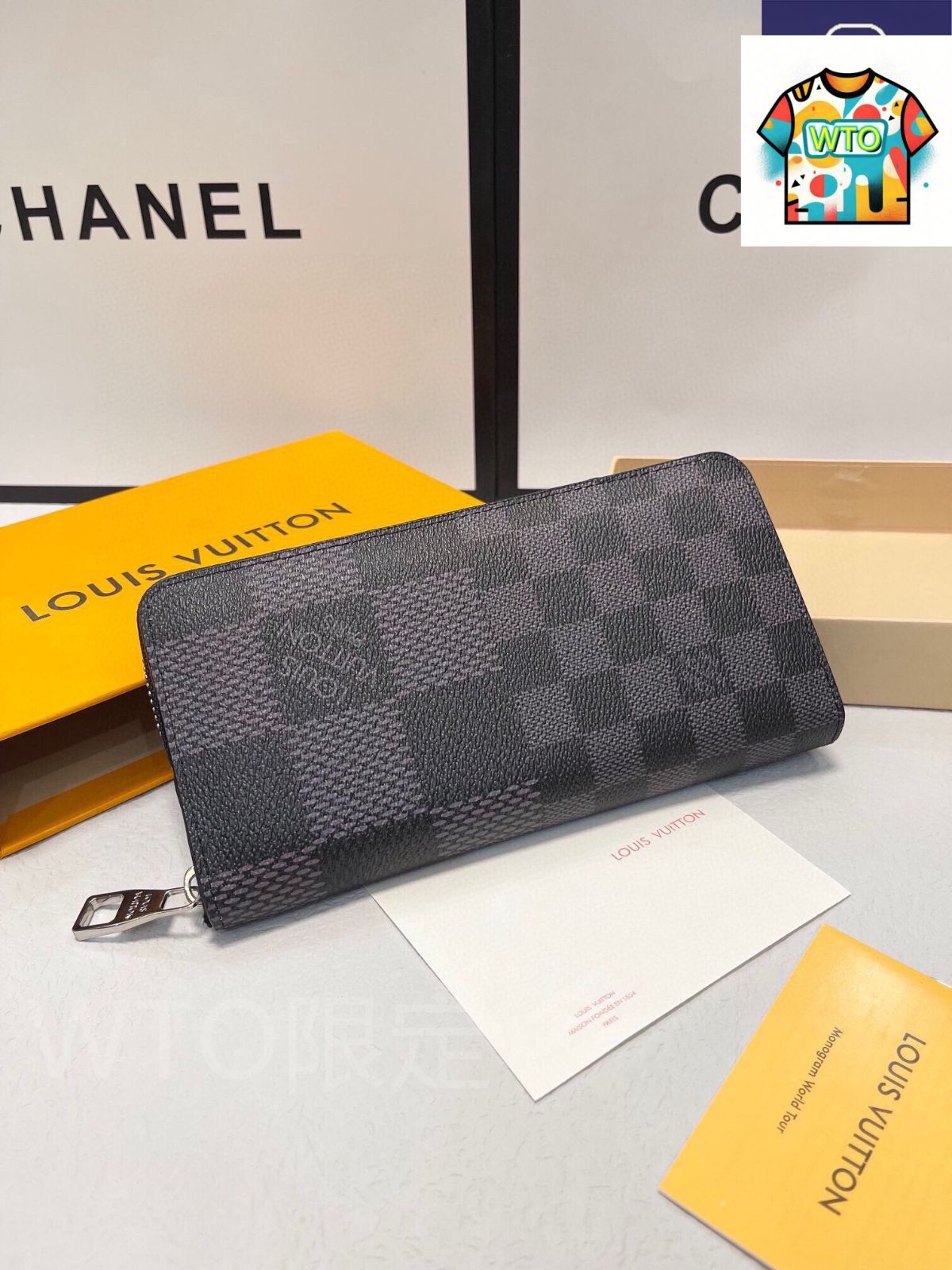 今日 Louis Vuitton ルイ ヴィトン シングルジッパーハンドポーチ 原版牛皮 PVCで収納力と手触りに優れる