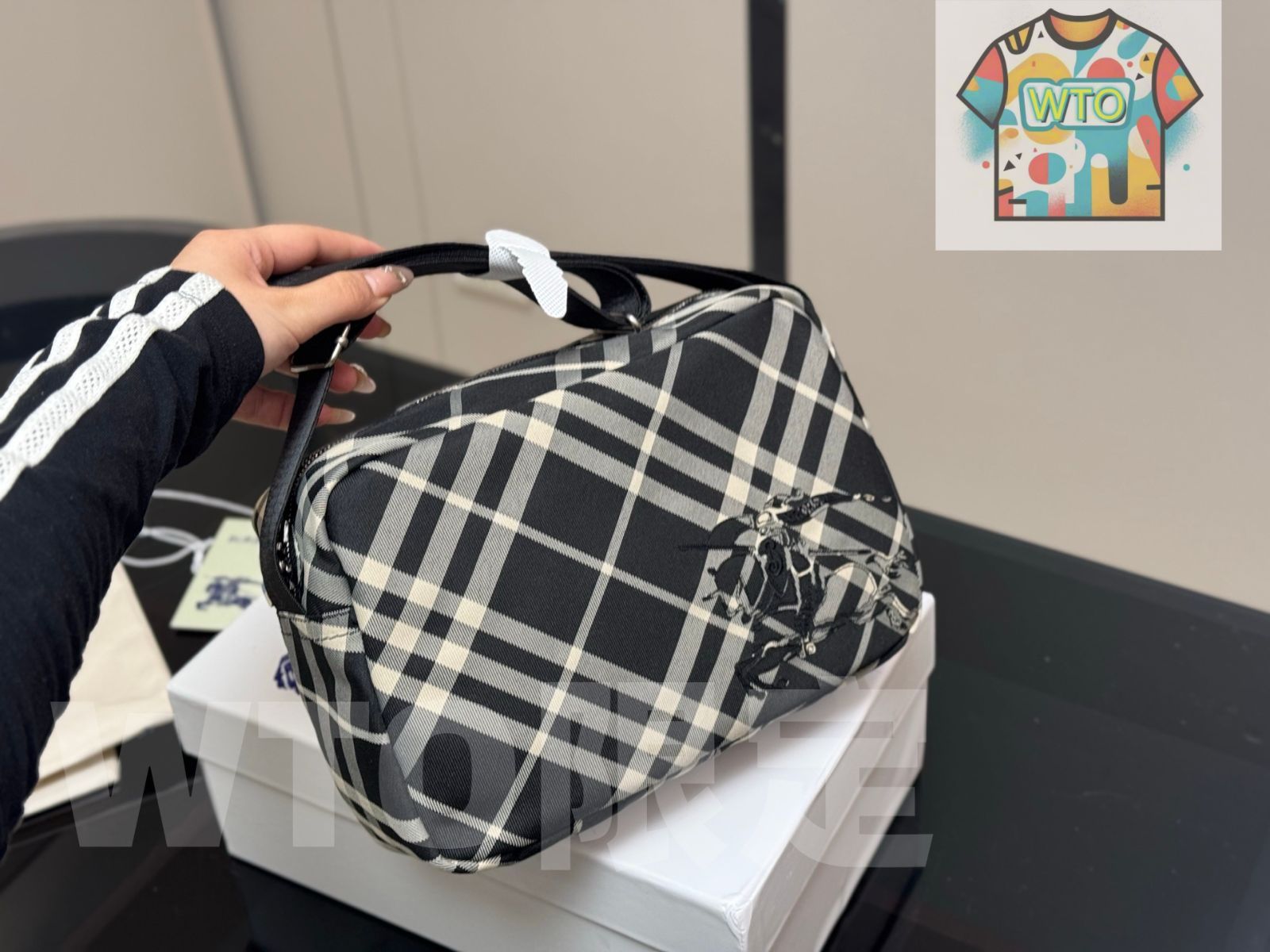 今日 Burberry 新デザインカメラバッグ サイズ 26×18cm 最新生地のグレーンチェック 今の在庫は 価格 -WT0輸入