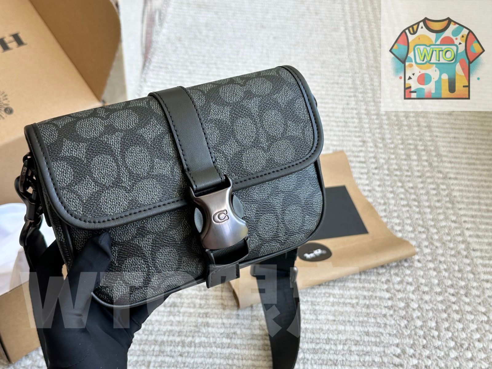 今日 Coach Men s Mini Messenger Bag クーチ メンズ ミニ メッセンジャー バッグ カッコイイ 在庫 価格 WTO輸入2