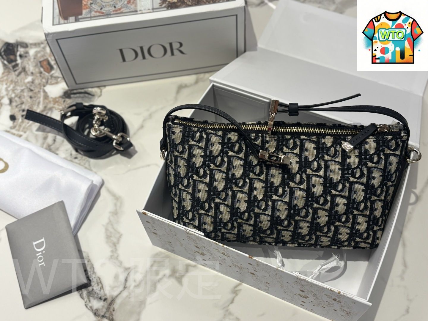 シリーズ 牛皮のアームストラップが付属