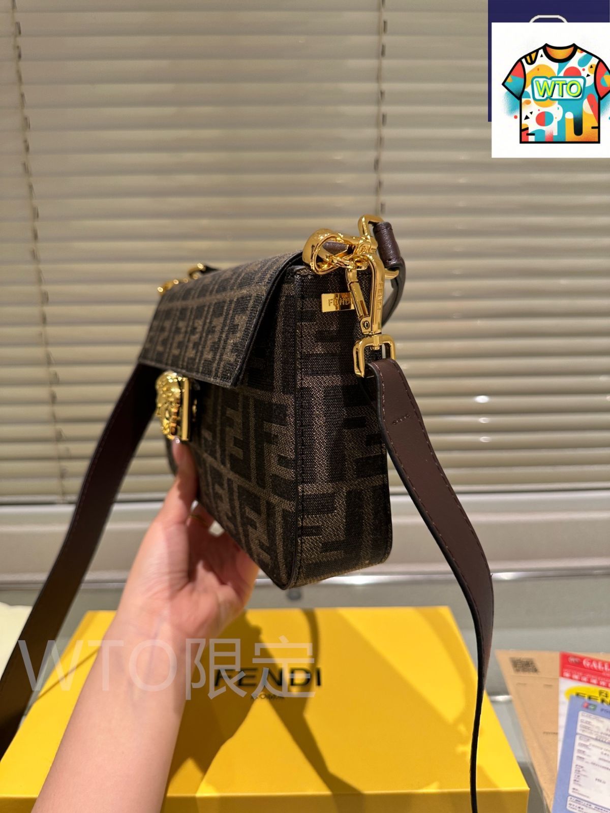  今日 Fendi フェンディ ヴェルサーチェ コラボ バゲットバッグ シリーズ 百搭で秋冬の雰囲気に溶け込み 感に満ちる ハンドバッグ バッグ
