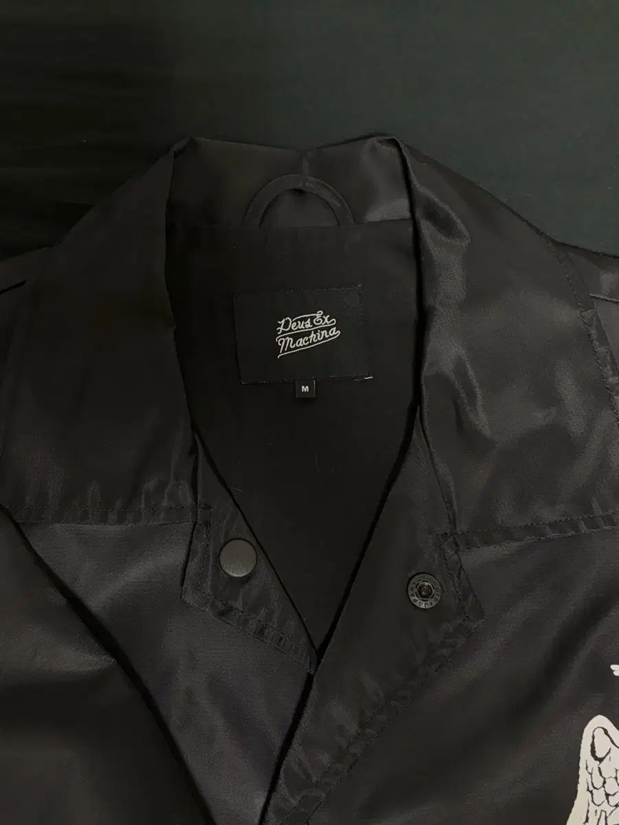 デウスエクスマキナ コーチジャケット