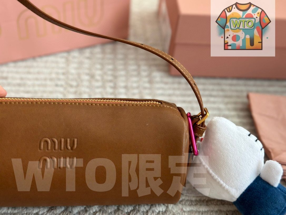miumiu ミニ円筒バッグ