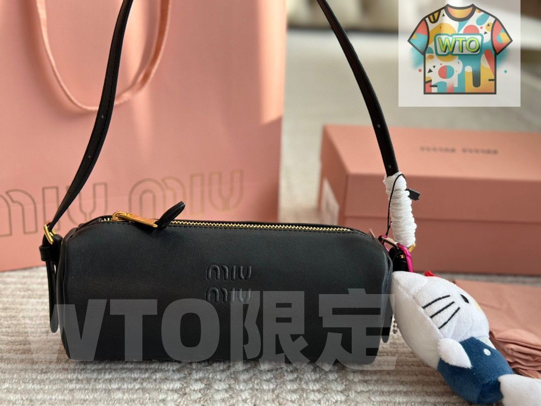 miumiu ミニ円筒バッグ