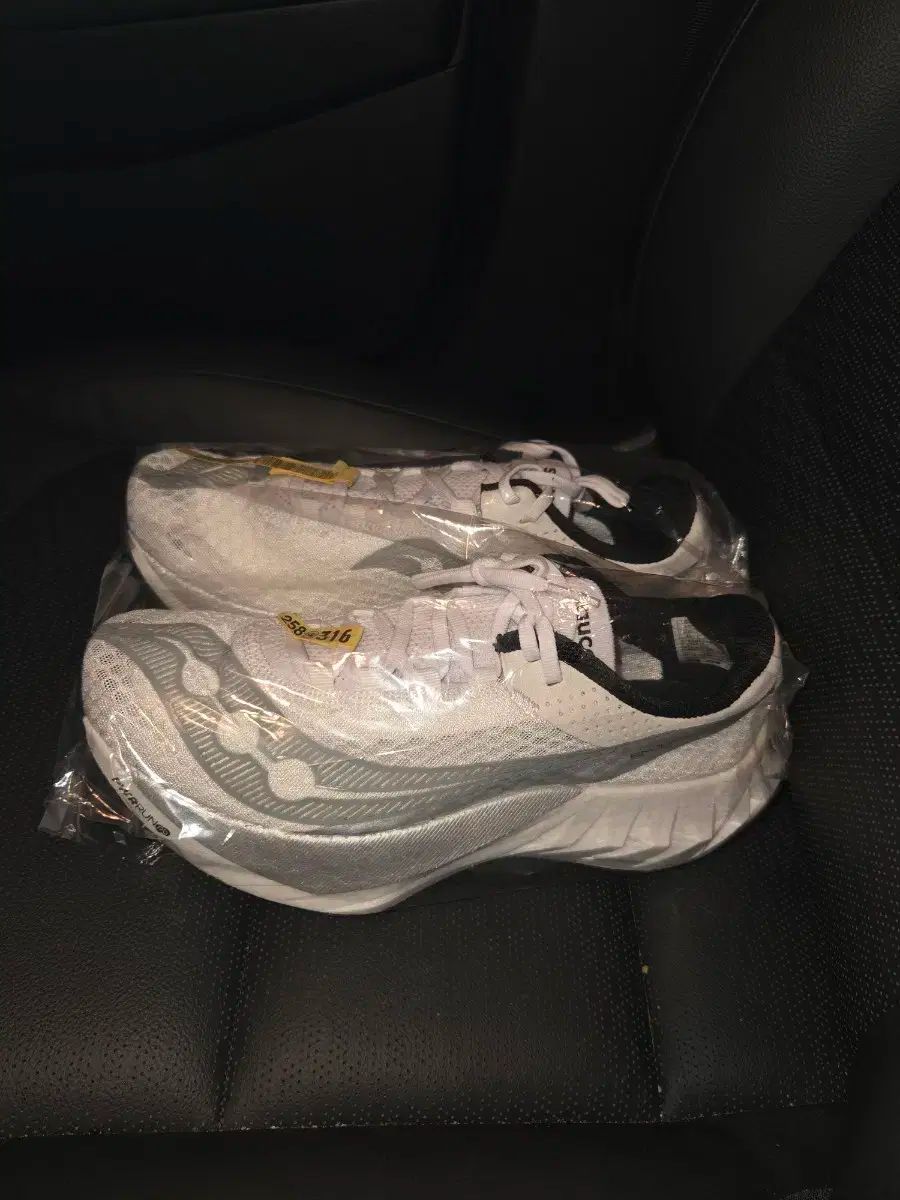 サッカニー 白 ランニングシューズ 260