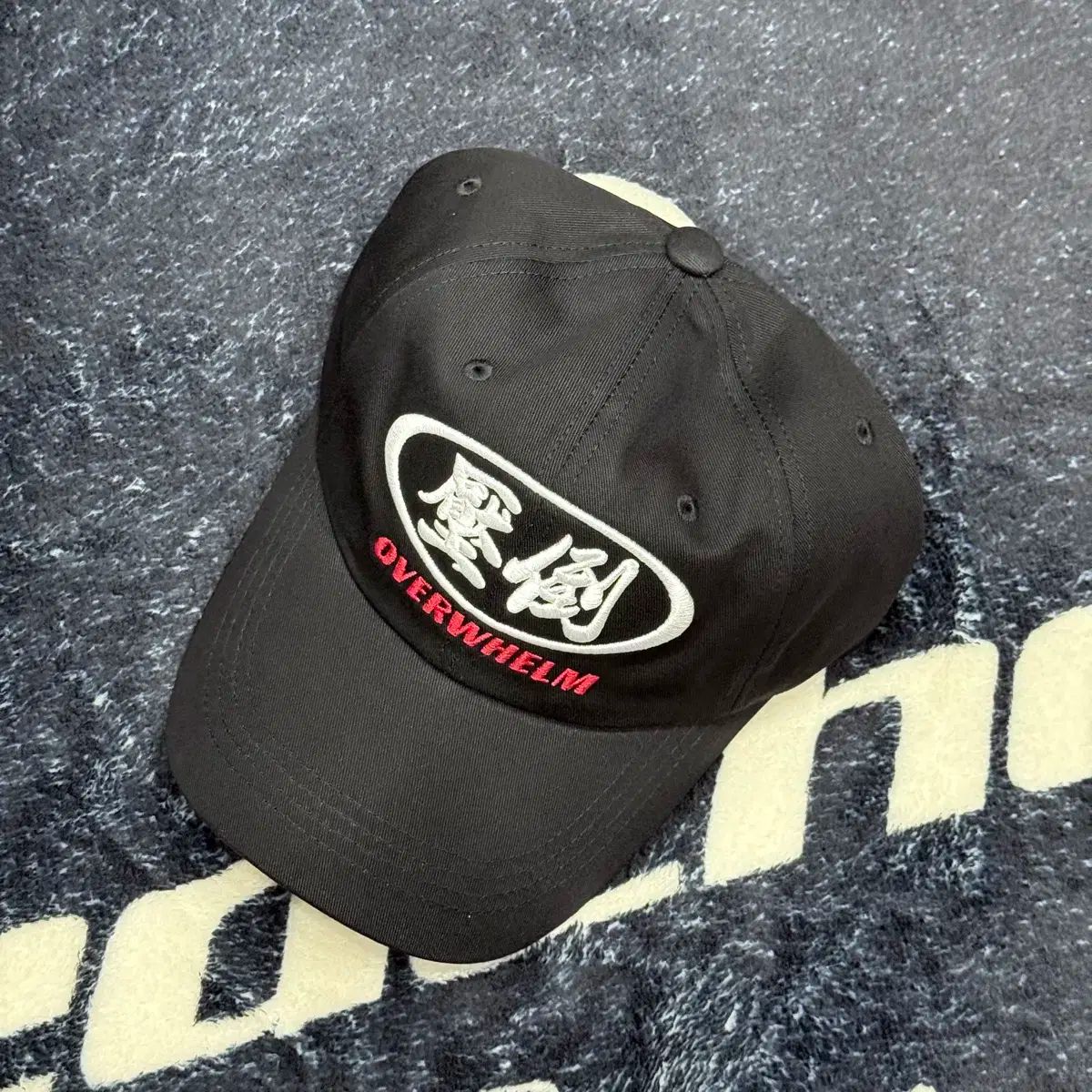 圧倒円型ロゴ ベースボールキャップ レッド 帽子