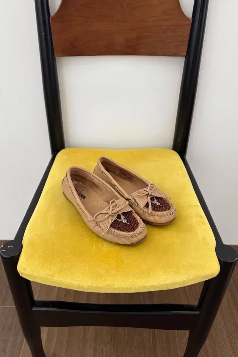 ミネトンカ ビーズ フラット シューズ