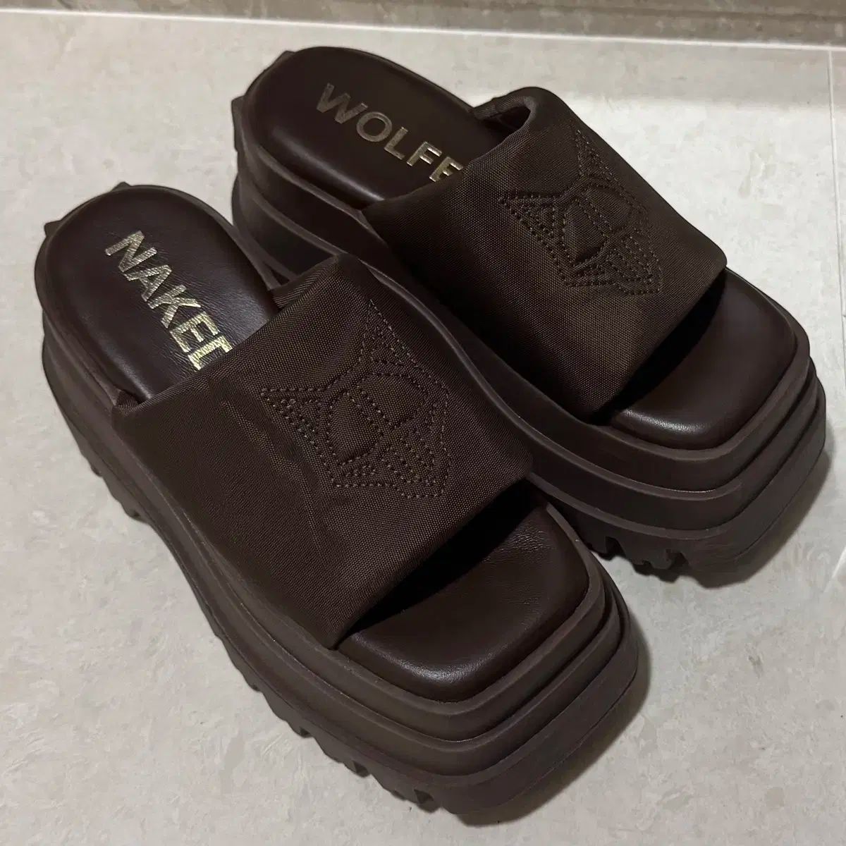 ネイキッドウルフ スリッパ 240