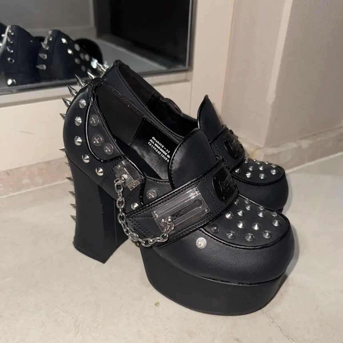 テモニアー チュール レイ ３２ メタル フラットフォーム ローファー ヒール