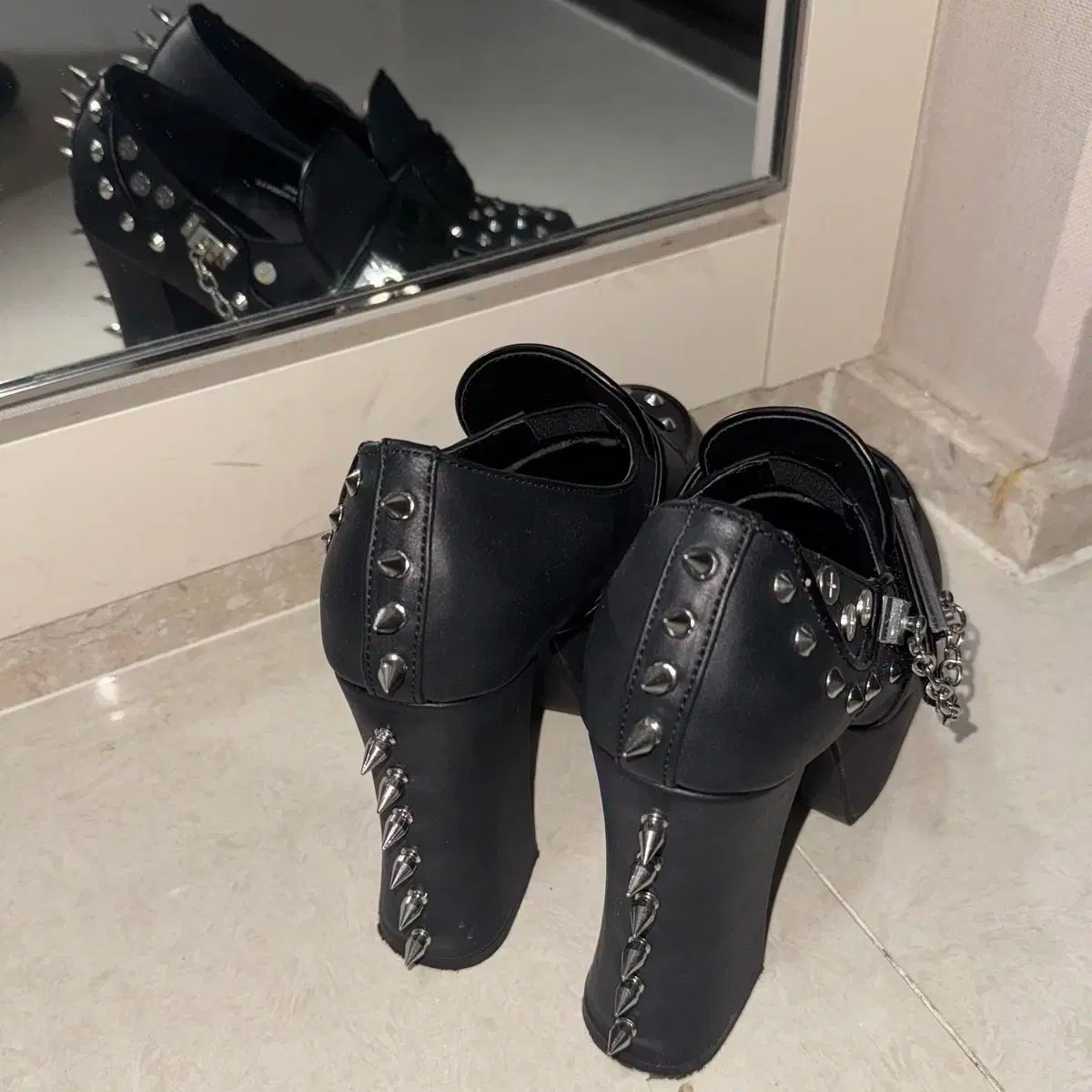 テモニアー チュール レイ ３２ メタル フラットフォーム ローファー ヒール