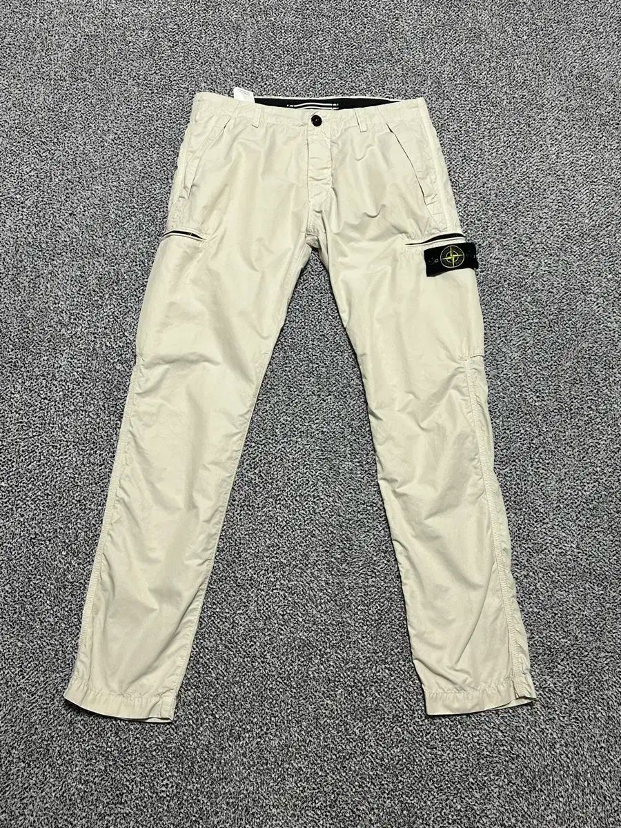 ストーンアイランド カーゴ ズボン ベージュ