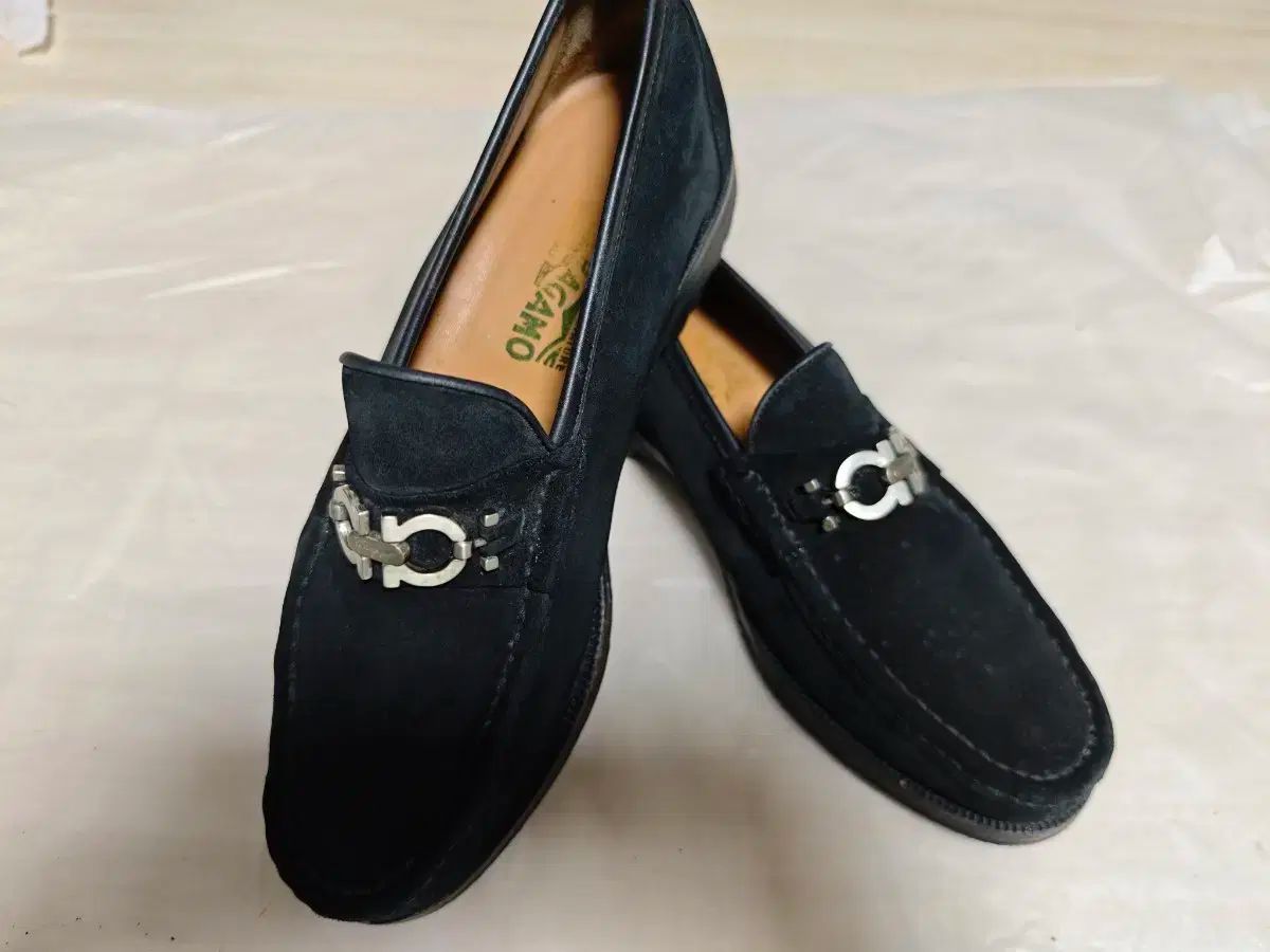 FERRAGAMO フェラガモ スウェード ガンチーニ ローファー