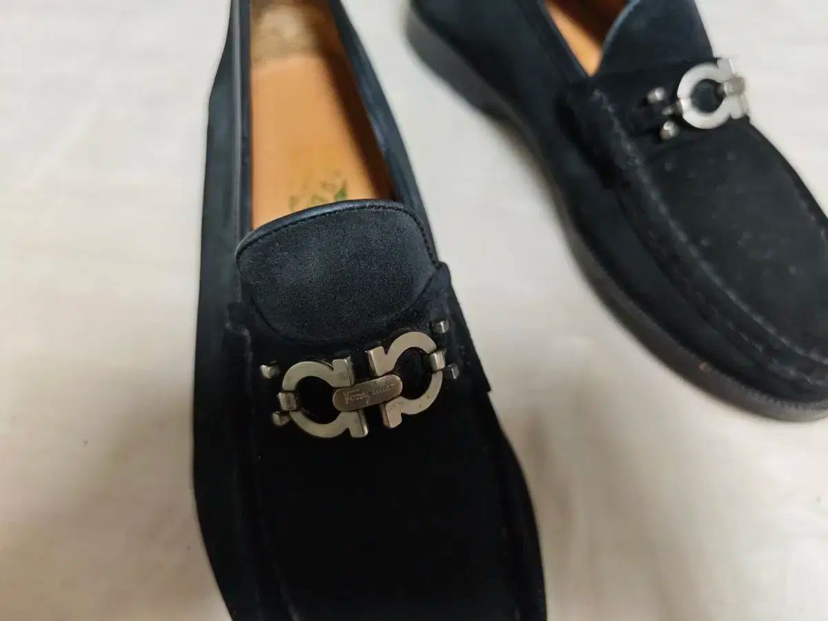 FERRAGAMO フェラガモ スウェード ガンチーニ ローファー