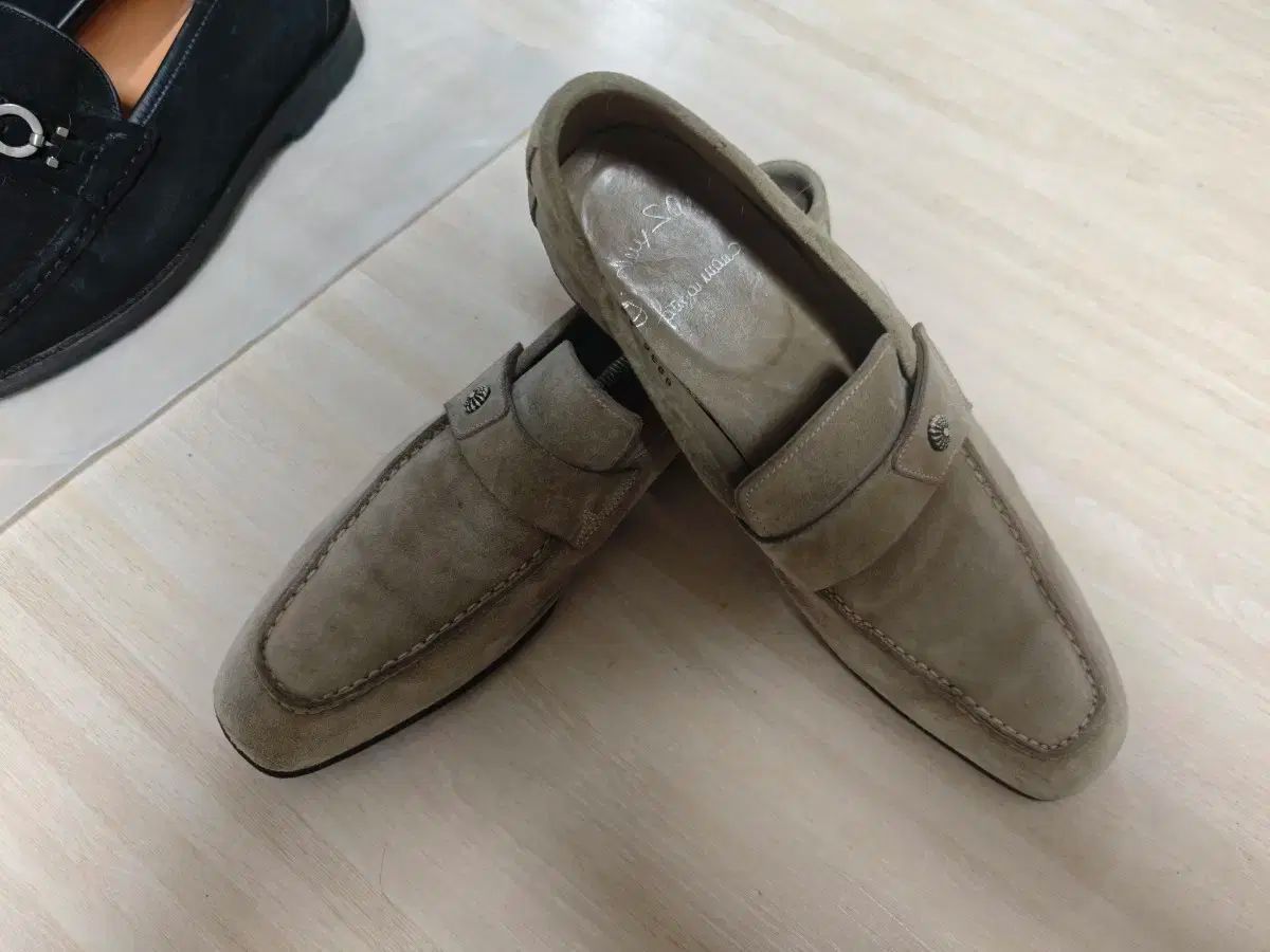 サントーニ スウェードローファー