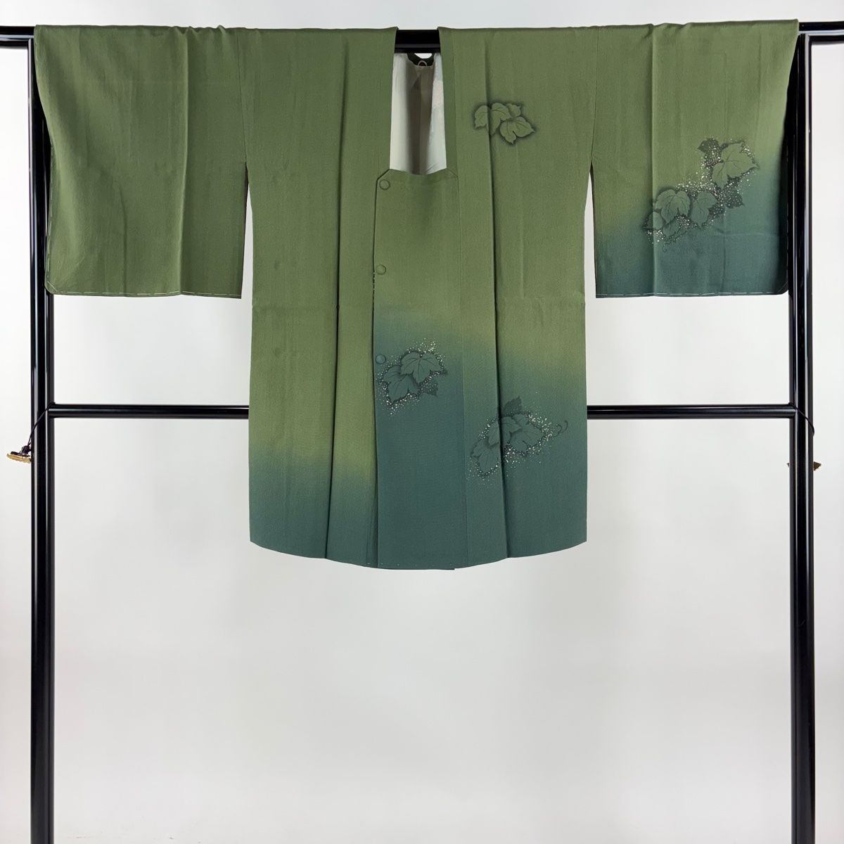  道行 身丈90.5 cm 裄丈69 L 丹下雄介 和装コート 角衿 やまと 落款 葉柄 金彩 ぼかし よもぎ色 正絹 秀品 羽織 着物 浴衣