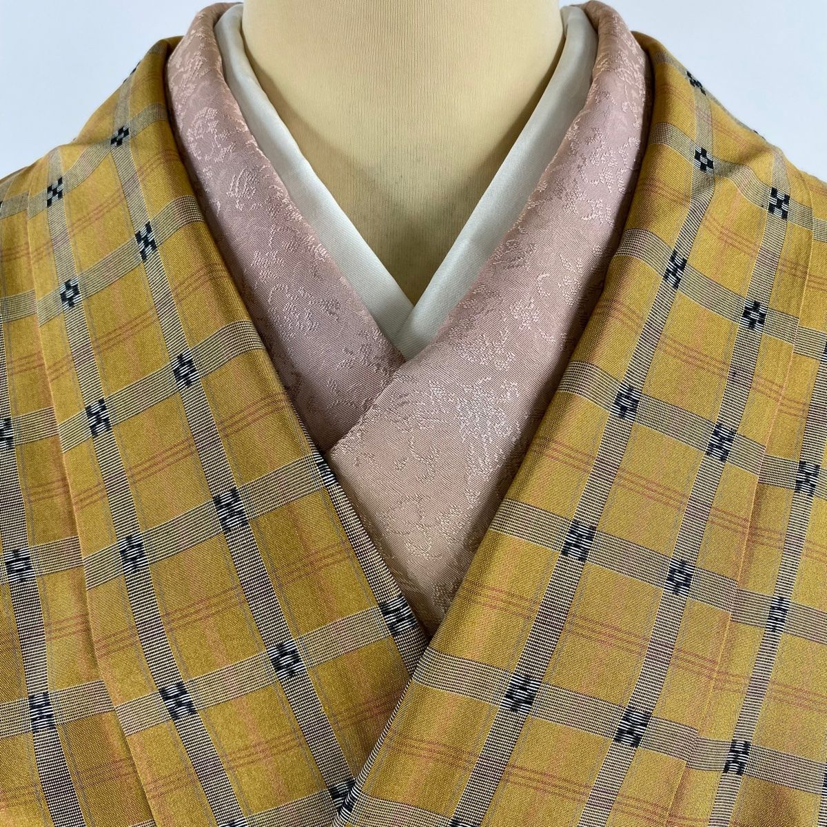  道中着 身丈105 cm 裄丈65.5 M 紬地 和装コート 格子 幾何学 薄茶色 正絹 秀品 羽織 着物 浴衣