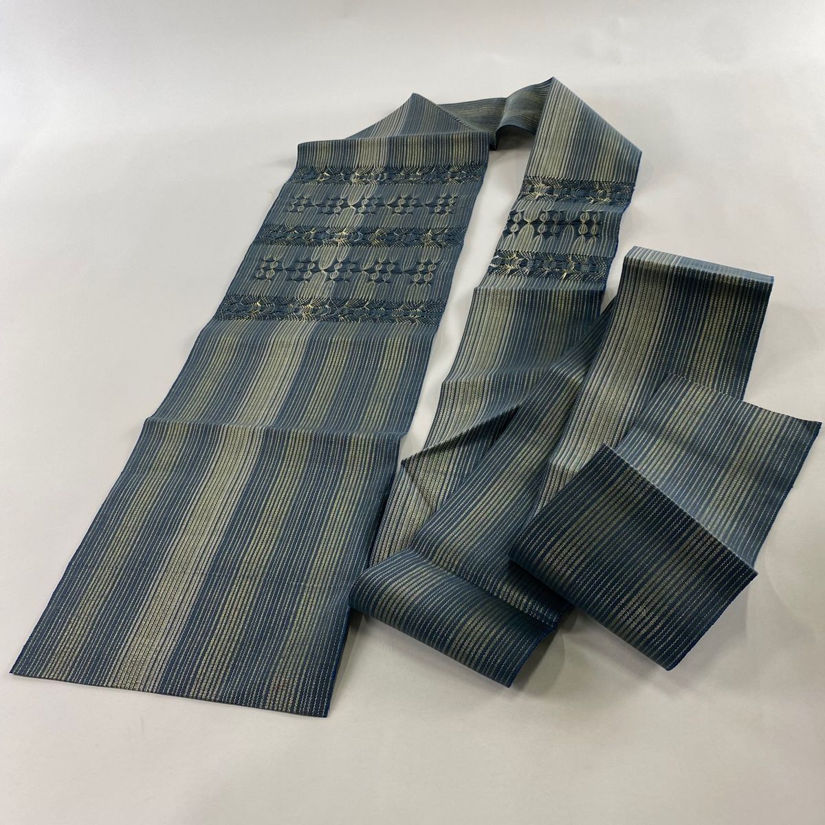 美品】 名古屋帯 秀品 八寸名古屋帯 縞 幾何学 金糸 青灰色 正絹
