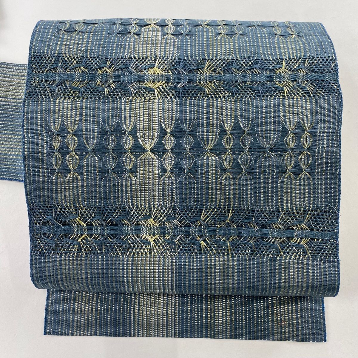 名古屋帯 秀品 八寸名古屋帯 組織 幾何学模様 金通し 金糸 美品】 名古屋帯 秀品 八寸名古屋帯 縞 幾何学 金糸 青灰色 正絹