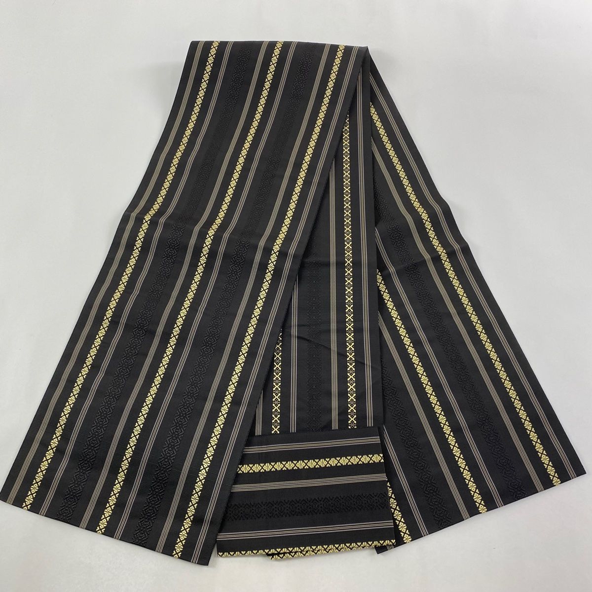 E 美品 夏物 羅 幾何学模様 白黒 全通 正絹 薄物 松葉仕立て名古屋帯 美品】 名古屋帯 名品 八寸名古屋帯 松葉仕立て 縞 幾何学 黒灰 正絹