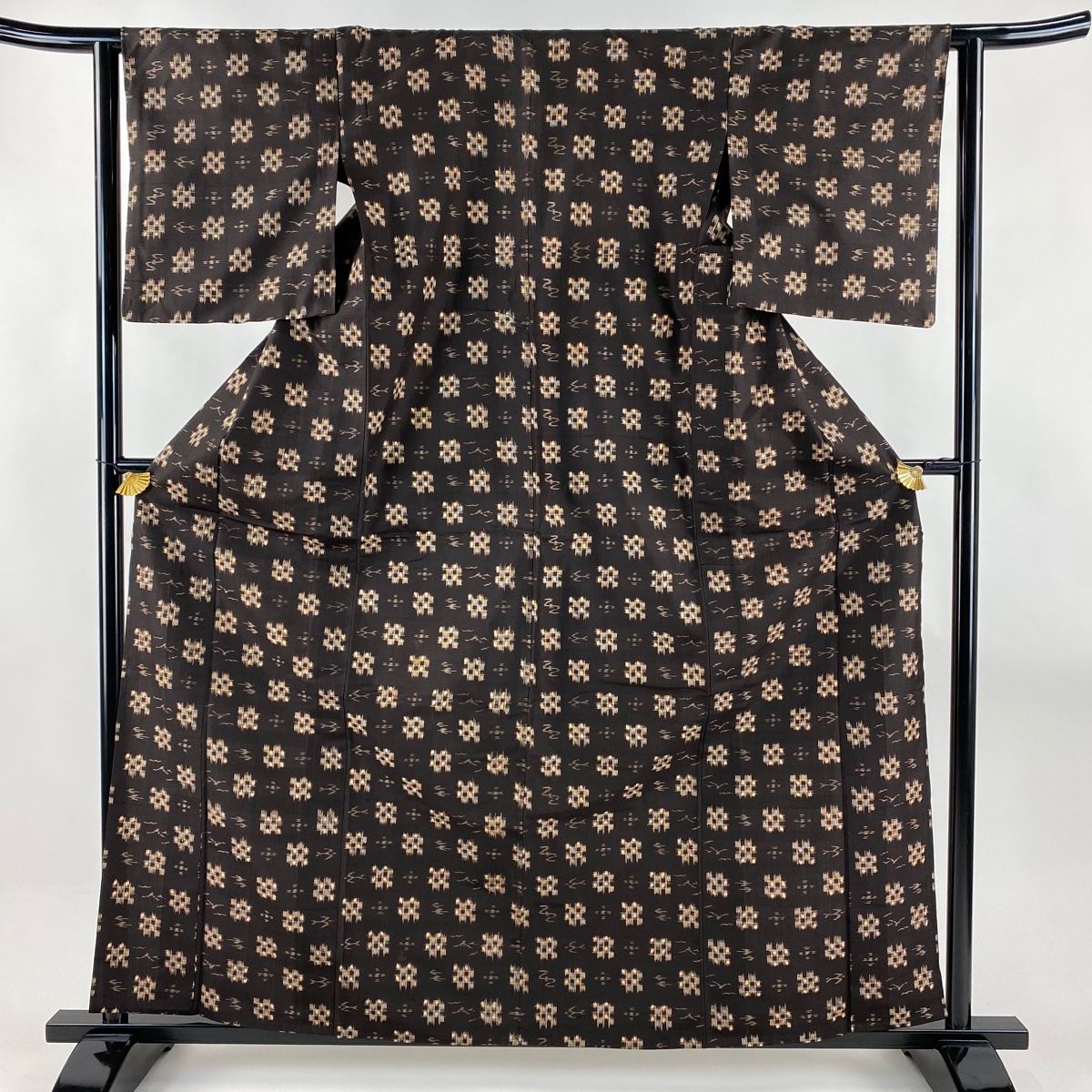 紬 身丈160.5cm 裄丈63cm S 単衣 燕 絣柄 焦茶色 正絹 秀品 【中古