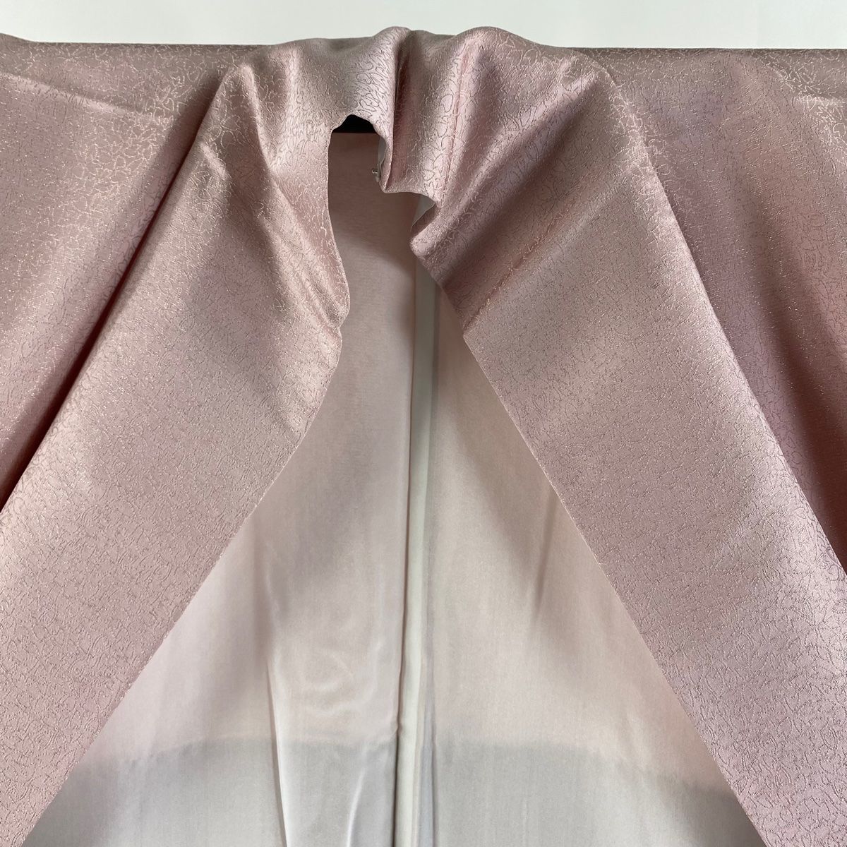  色無地 身丈161 cm 裄丈65.5 M 袷 二代目 久保田一竹 落款 地紋 金銀通し ピンク 正絹 色無地 着物