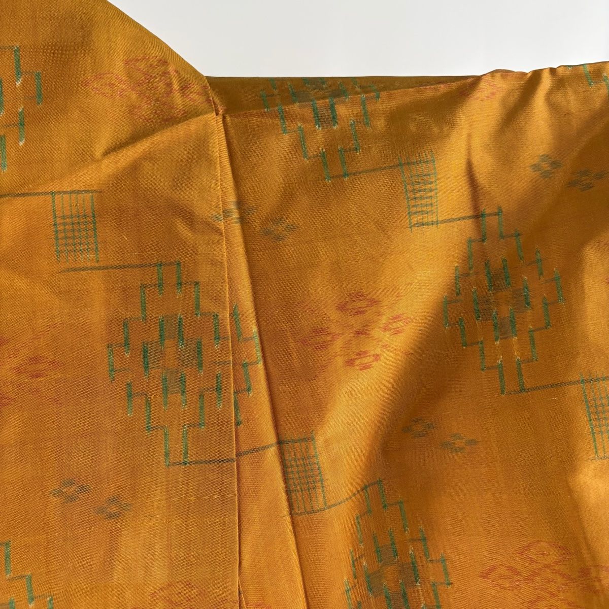  紬 身丈159 cm 裄丈65 M 袷 琉球かすり 証紙 幾何学模様 山吹色 正絹 紬 着物