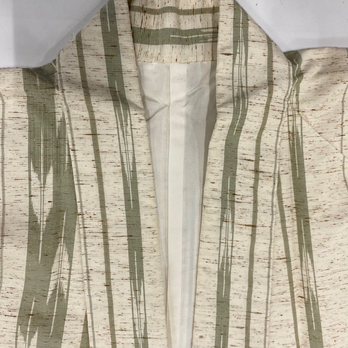  小紋 身丈162.5 cm 裄丈69 L 袷 紬地 バチ衿 紬 縦縞 矢羽 ベージュ 正絹 小紋 着物