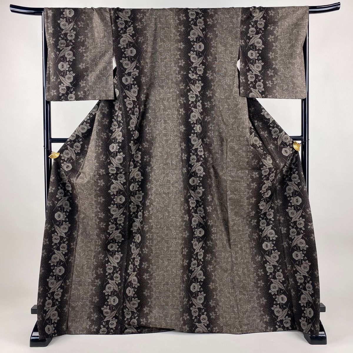 【美品】 大島紬 身丈171cm 裄丈67.5cm L 袷 純泥染 ほていや 証紙 草花 葉柄 焦茶色 正絹 名品 【】