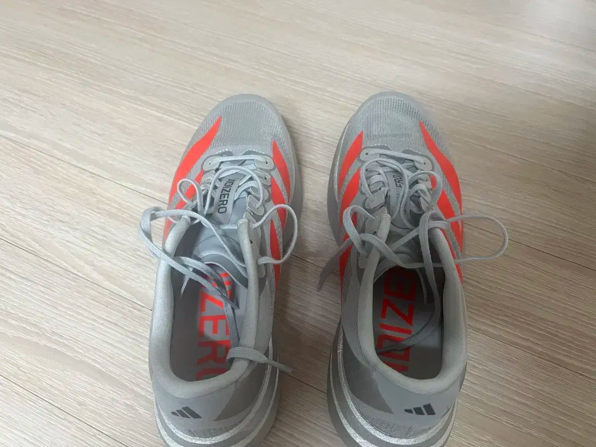  アディゼロ エボ EVO SL メタリック シルバー LUCY ルシ ド レッド 255ミリ シューズ(男性用) テニス