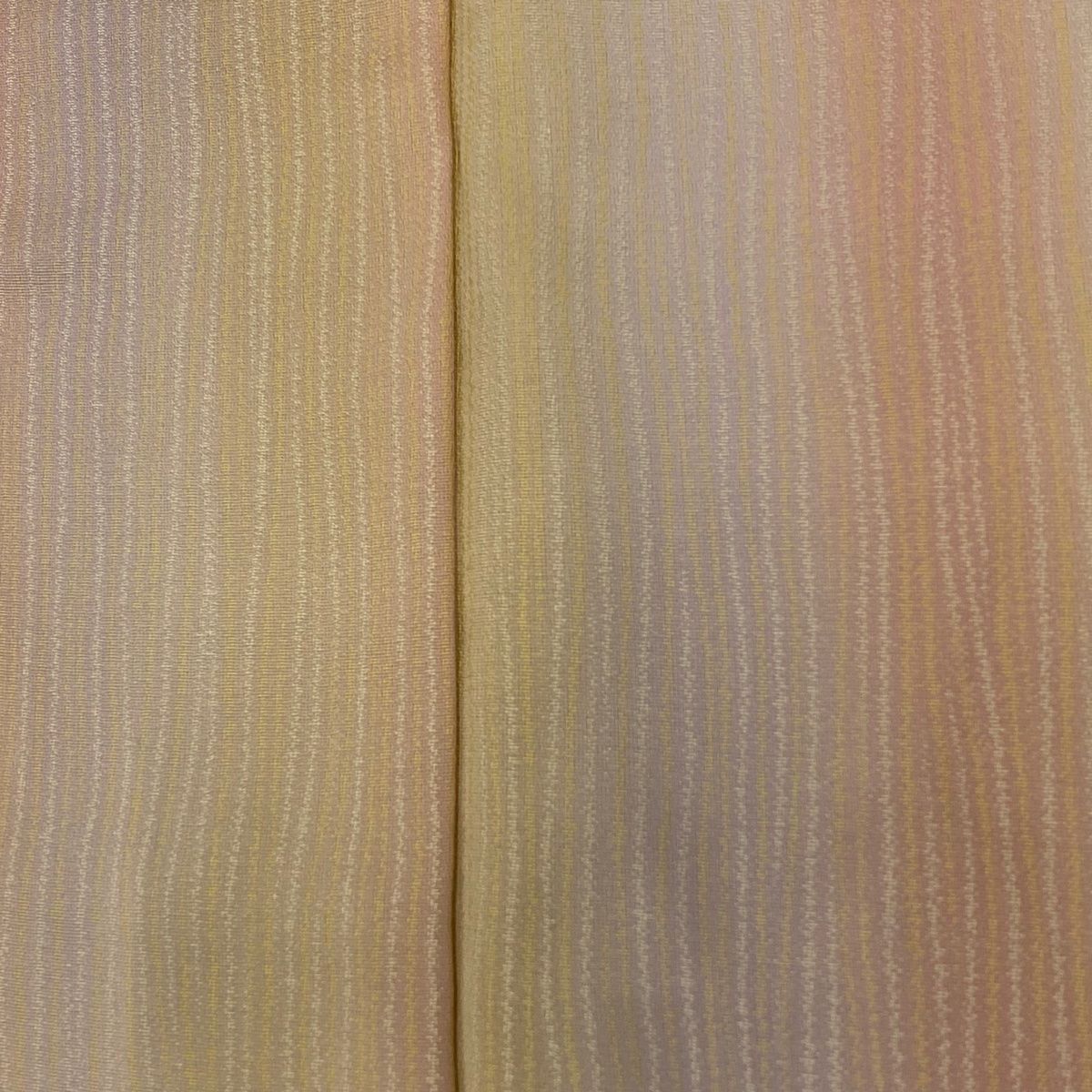  小紋 身丈169 cm 裄丈68 L 袷 よろけ縞 ぼかし ピンクベージュ 正絹 小紋 着物