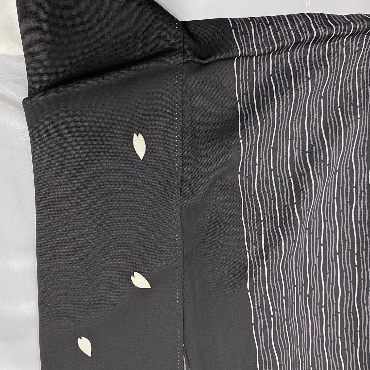  小紋 身丈170 cm 裄丈66.5 M 袷 花びら よろけ縞 黒 正絹 小紋 着物