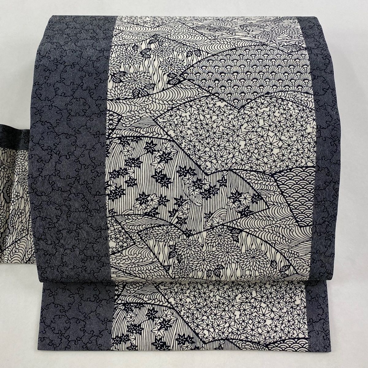 名古屋帯 人間国宝 六谷梅軒 落款 扇面 草花 紺色 正絹