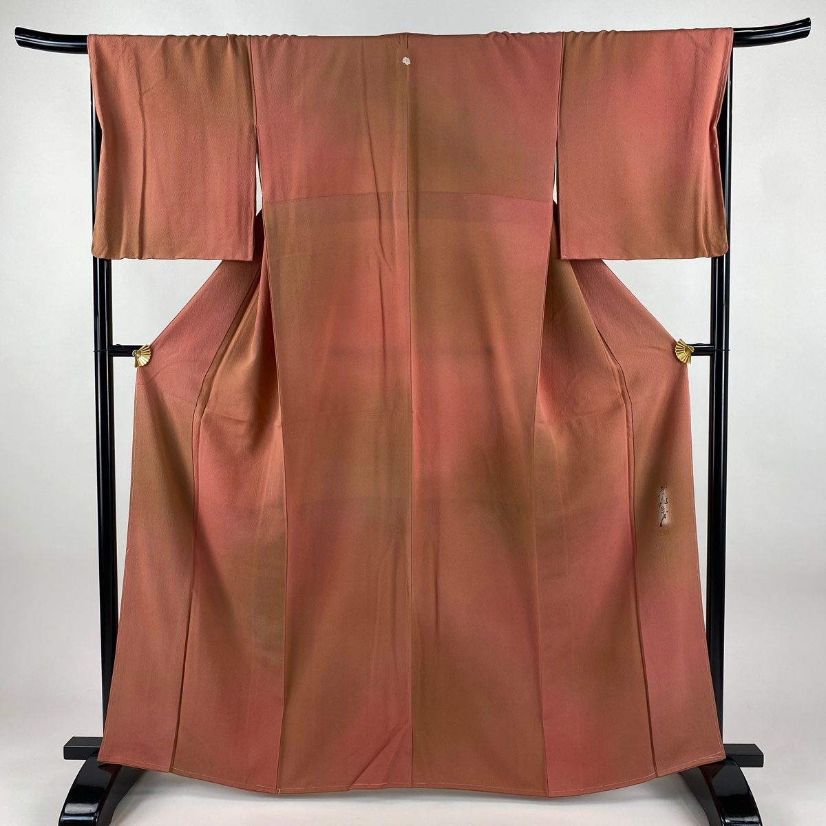 小紋 身丈163 cm 裄丈67.5 L 袷 斉藤三才 落款 ぼかし 縮緬 サーモンピンク 正絹 秀品 一つ紋