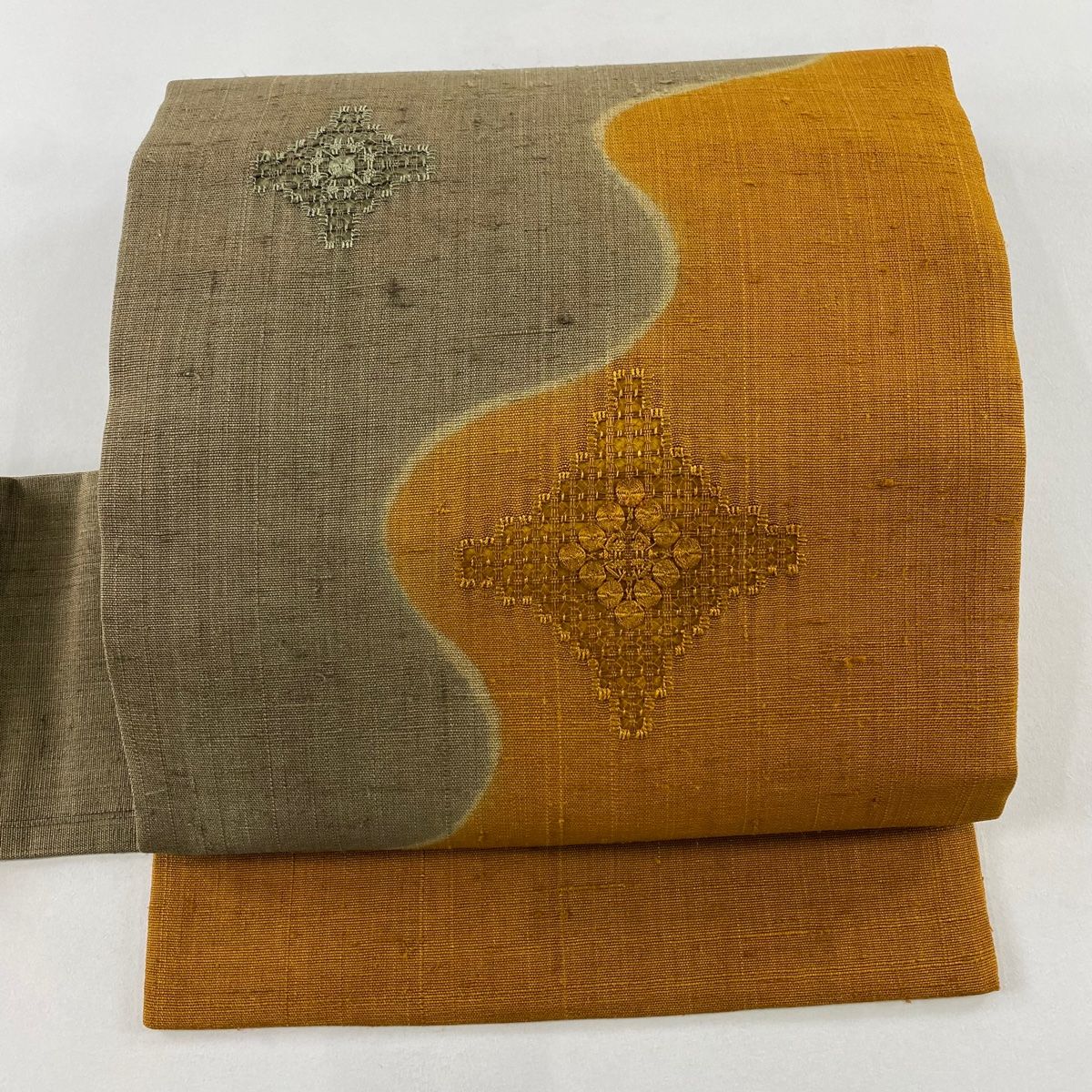 名古屋帯 秀品 紬地 花 幾何学模様 刺繍 山吹色 正絹