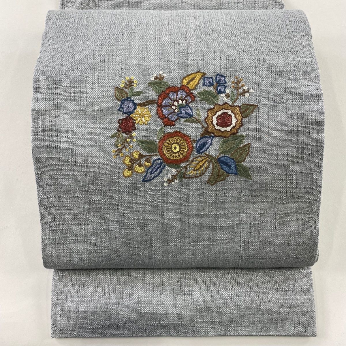 開き名古屋帯 秀品 草花 刺繍 金糸 灰色 正絹