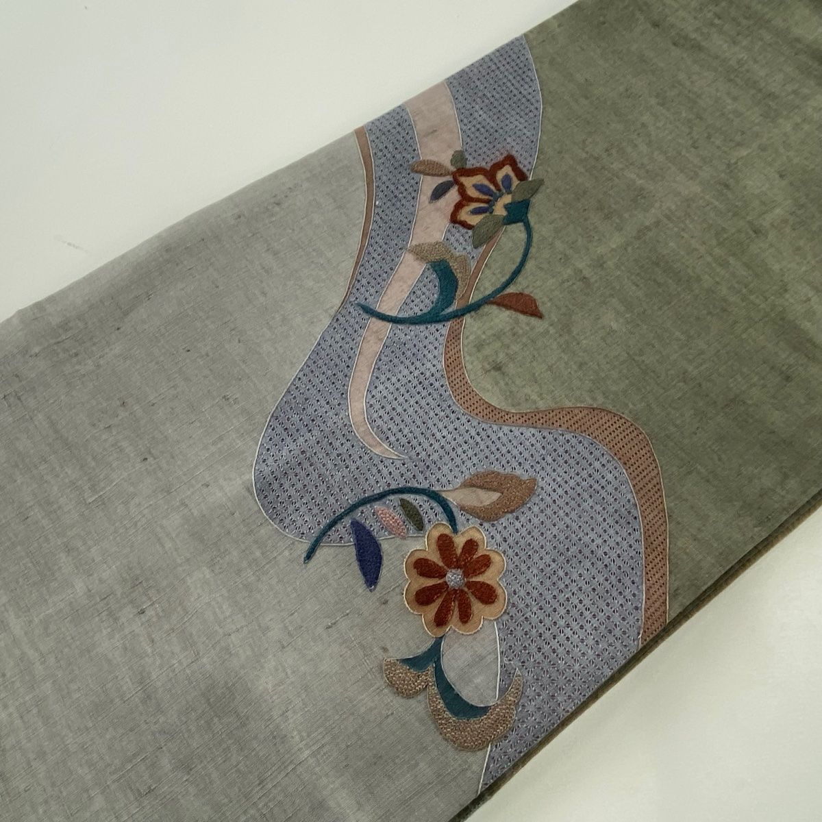  袋帯 秀品 紬地 草花 幾何学模様 刺繍 青灰色 お太鼓柄 正絹 袋帯 帯